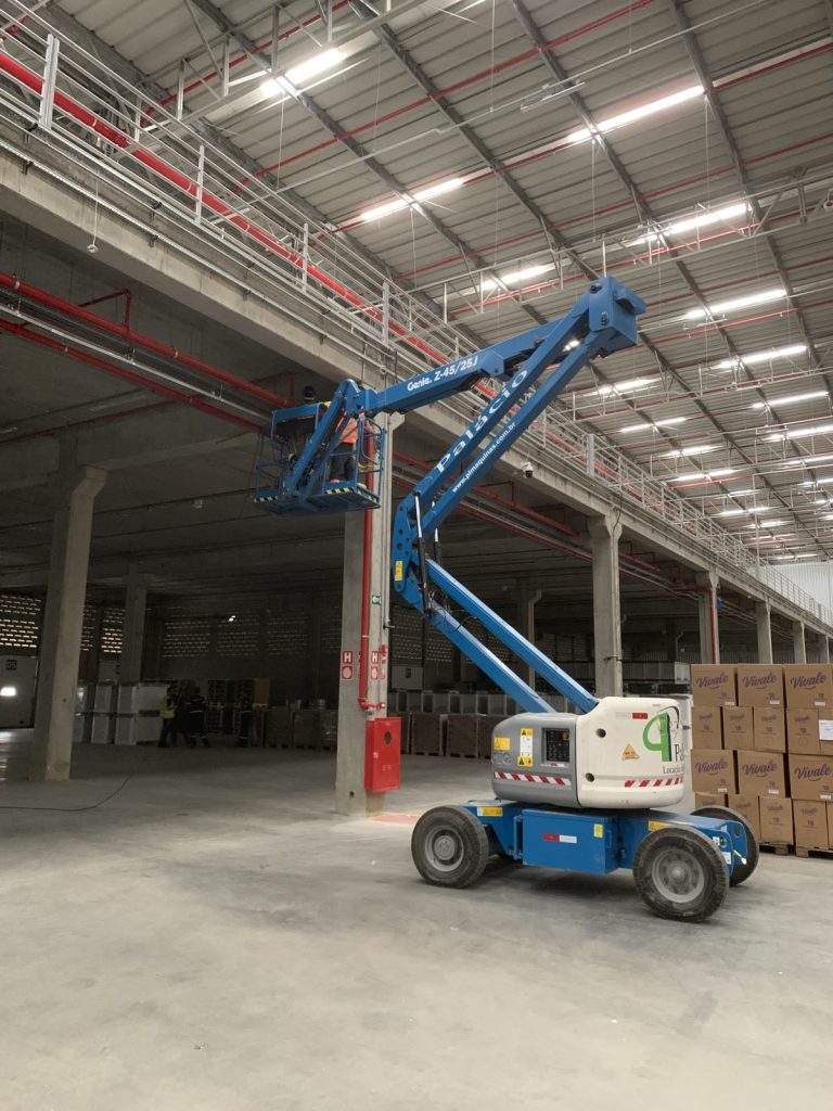 Passagem de cabos no centro logístico